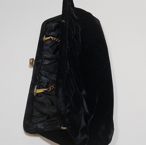 VINTAGE 1950s BLACK VELVET EVENING CLUTCH WITH OPTIONAL CHAIN HANDLE INSIDE. - Picture 8 of 8